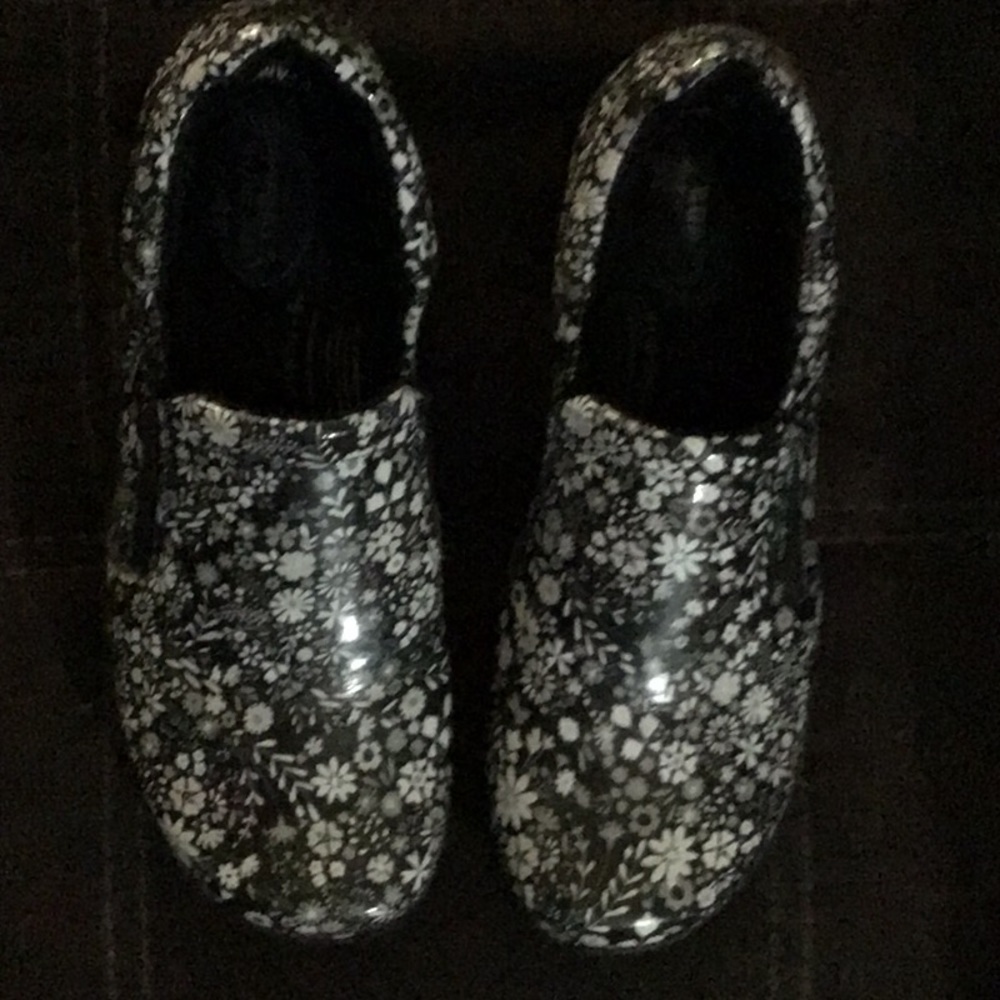 Nurse clogs. - Picture 3 of 4